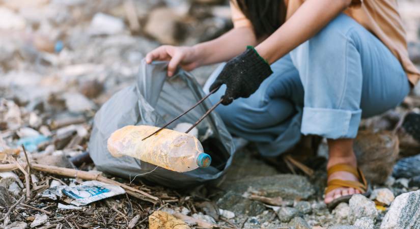 Recogida de plásticos en la playa de Arrigunaga. Escuela Universitaria Cámarabilbao