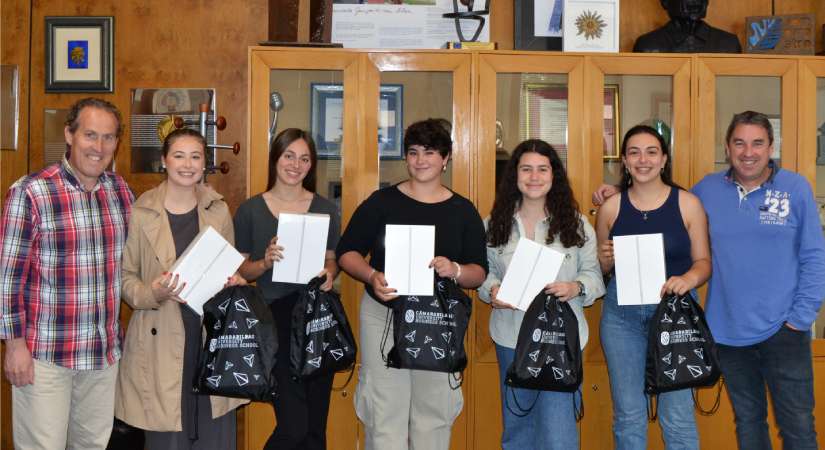 Las alumnas del colegio Somorrostro reciben el premio como ganadoras del concurso Preunica 22/23