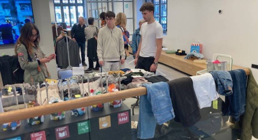 Alumnado de 3º organiza en BBK Kuna un mercadillo y un taller de ropa de segunda mano