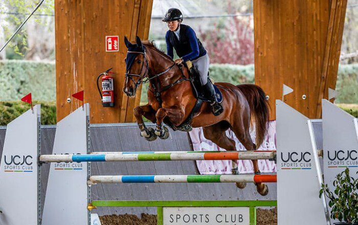 Marta Urrutia, alumna de CUBS, compite en el campeonato de España de salto de hípica