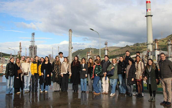El alumnado de 3º de Cámarabilbao University Business School visita Petronor