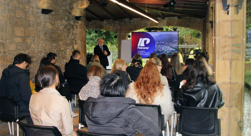 El alumnado de 3º de Cámarabilbao University Business School visita Petronor