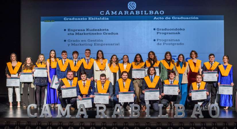 La nueva promoción de graduados de Cámarabilbao University Business School recoge sus diplomas