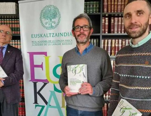 El profesor de Cámarabilbao, Lázaro Echegaray, y Koldo Somokueto presentan el libro ‘Bonifacio Echegaray, promotor y defensor del euskera. Artículos 1927-1933’