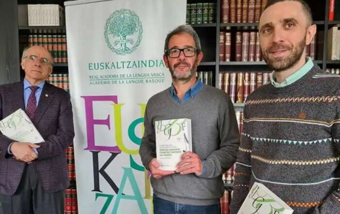 Lázaro Echegaray y Koldo Somokueto presentan el libro Bonifacio Echegaray, promotor y defensor del euskera